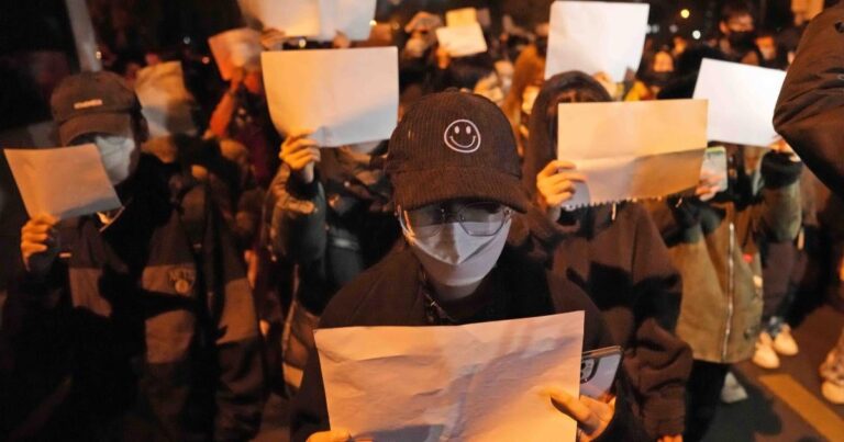 China: Manifestantes libres del 'Libro Blanco'
