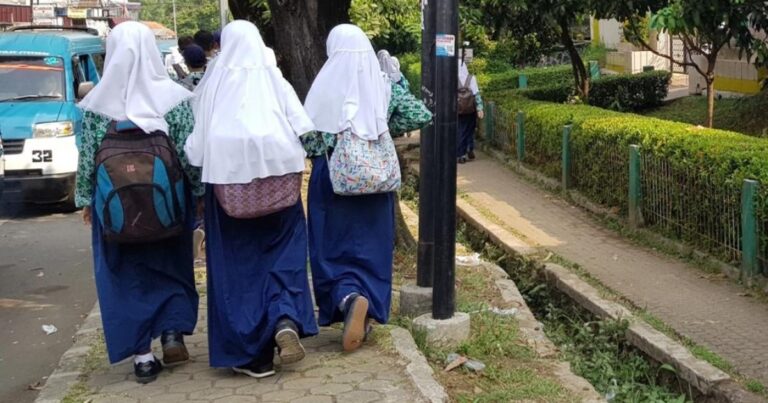 Obligada a abandonar su hogar por protestar contra las normas obligatorias sobre el hiyab en Indonesia