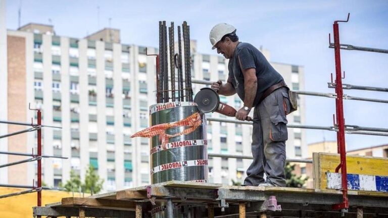 EMPLEO |  La construcción y la hostelería sufren escasez de mano de obra, pero los salarios suben por debajo de la media