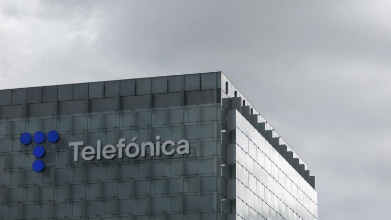 ERE TELÉFONO |  Telefónica garantiza la paz social: acuerda con los sindicatos un ERE con 3.421 despidos y subidas salariales