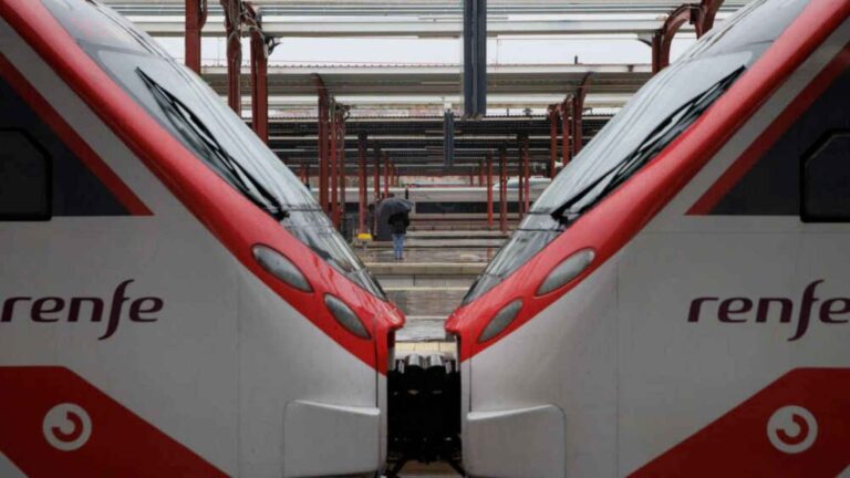 Imagen de dos trenes de Renfe.