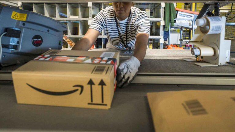 Una persona trabajando en un almacén de Amazon