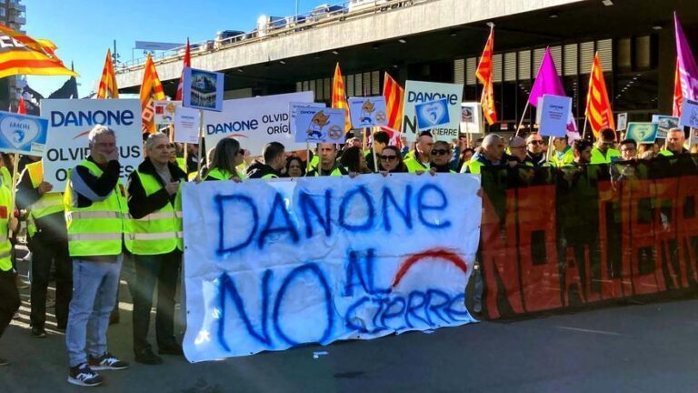 FÁBRICA EN VENTA |  Los trabajadores de Danone estallan contra el cierre de la fábrica de Barcelona: “Dejan en la calle a 157 familias sólo para ganar más dinero”