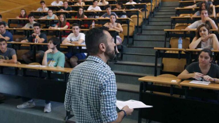 Imagen de archivo de un profesor dando clase.