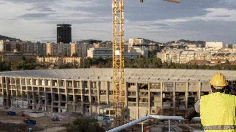 Obreros de la construcción del Camp Nou, tras las inspecciones: “Los jefes están tensos y nerviosos”