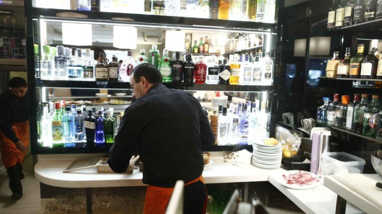 Un camarero, en un bar, durante su jornada laboral.